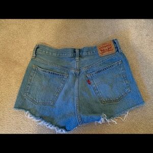 Levi’s shorts// size 28